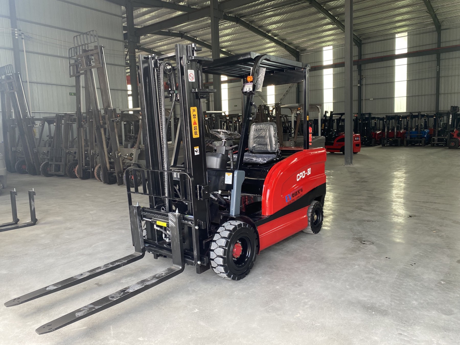 CPD-30 lithium electric forklift in the workshop